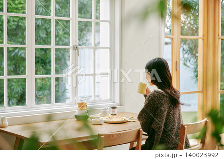 手作りの朝食を楽しむ一人暮らしの女性 140023992