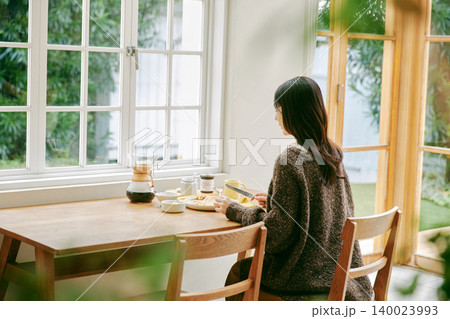 手作りの朝食を楽しむ一人暮らしの女性 手作りの朝食を楽しむ一人暮らしの女性 140023993