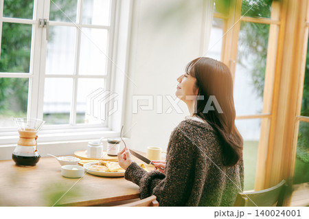 手作りの朝食を楽しむ一人暮らしの女性 140024001