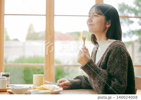 手作りの朝食を楽しむ一人暮らしの女性 手作りの朝食を楽しむ一人暮らしの女性 140024008