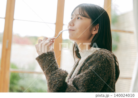 手作りの朝食を楽しむ一人暮らしの女性 手作りの朝食を楽しむ一人暮らしの女性 140024010