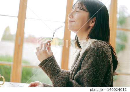 手作りの朝食を楽しむ一人暮らしの女性 手作りの朝食を楽しむ一人暮らしの女性 140024011