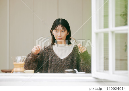 手作りの朝食を楽しむ一人暮らしの女性 140024014
