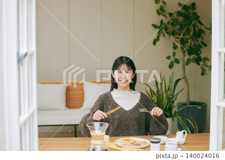 手作りの朝食を楽しむ一人暮らしの女性 140024016