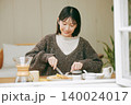 手作りの朝食を楽しむ一人暮らしの女性 140024017
