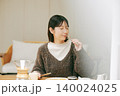 手作りの朝食を楽しむ一人暮らしの女性 140024025