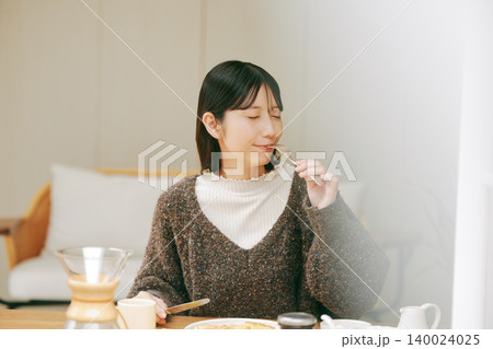 手作りの朝食を楽しむ一人暮らしの女性 140024025