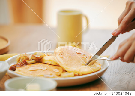 テーブルに並ぶ手作りの朝食 140024048