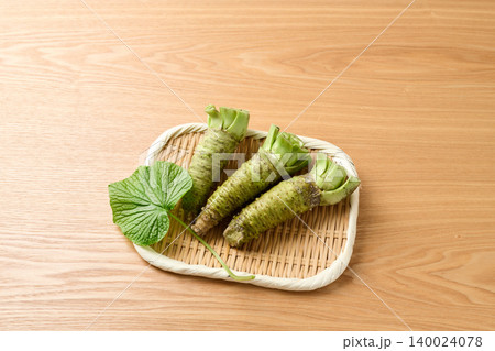 ざるに盛った生わさび 140024078