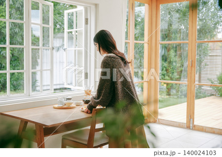 料理を楽しむ女性 料理を楽しむ女性 140024103