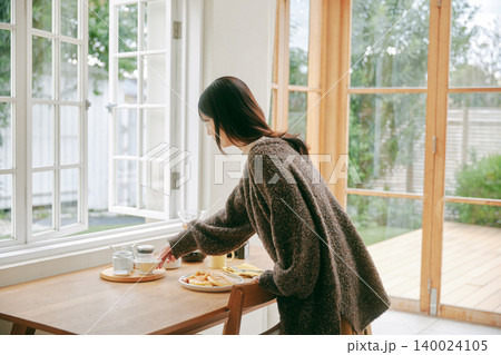 料理を楽しむ女性 料理を楽しむ女性 140024105