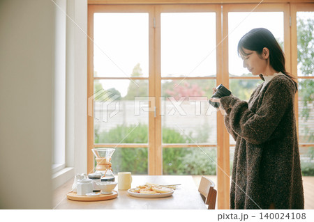 料理を楽しむ女性 料理を楽しむ女性 140024108
