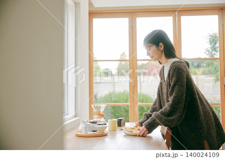 料理を楽しむ女性 料理を楽しむ女性 140024109