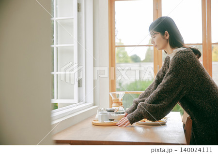 料理を楽しむ女性 140024111