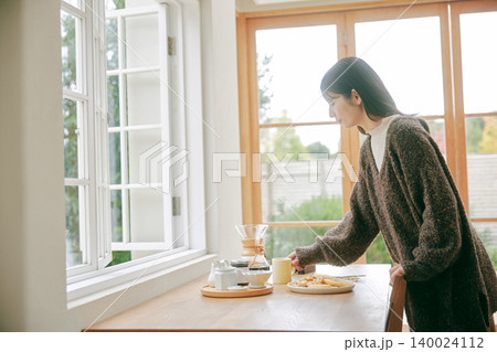 料理を楽しむ女性 料理を楽しむ女性 140024112