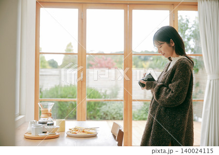 料理を楽しむ女性 料理を楽しむ女性 140024115