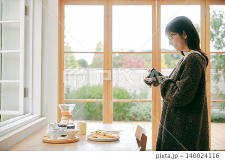 料理を楽しむ女性 料理を楽しむ女性 140024116