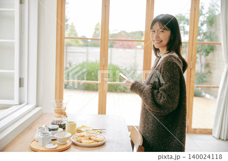 料理を楽しむ女性 140024118