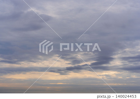 冬の空　山から見た曇り空06 140024453