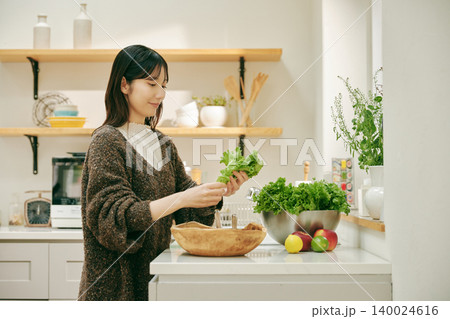 新鮮な野菜を使って料理をする女性 新鮮な野菜を使って料理をする女性 140024616