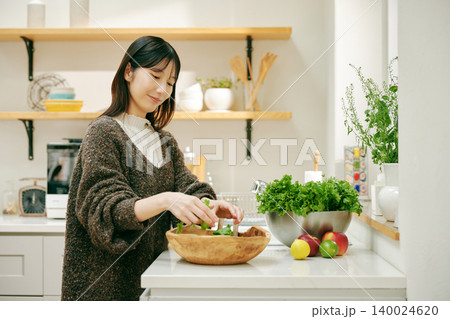 新鮮な野菜を使って料理をする女性 新鮮な野菜を使って料理をする女性 140024620