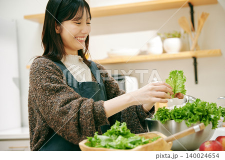 新鮮な野菜を使って料理をする女性 新鮮な野菜を使って料理をする女性 140024654