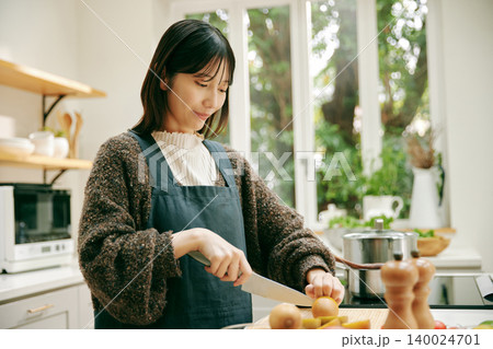 料理好きな女性 140024701