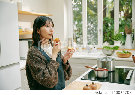 料理好きな女性 140024708