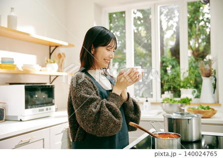 料理好きな女性 140024765