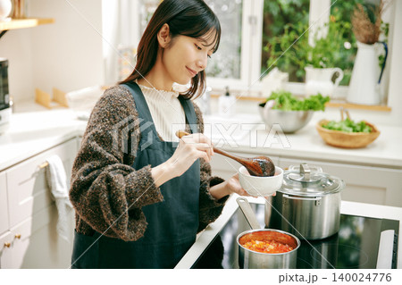料理好きな女性 料理好きな女性 140024776