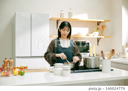 料理好きな女性 料理好きな女性 140024779