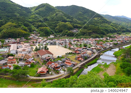 赤い石州瓦が美しい津和野の街並み 赤い石州瓦が美しい津和野の街並み 140024947