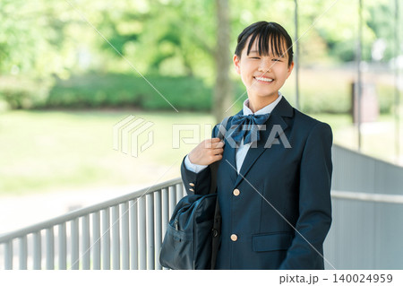 校舎の廊下にいる制服姿の中学生,高校生の女の子 校舎の廊下にいる制服姿の中学生,高校生の女の子 140024959