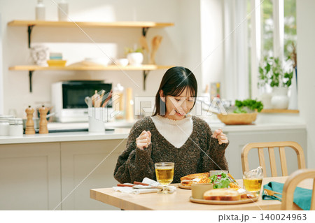 ごはんを美味しそうに食べる女性 ごはんを美味しそうに食べる女性 140024963