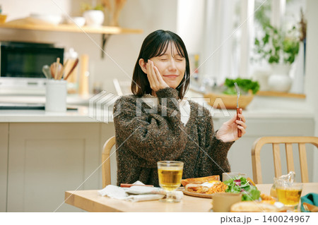 ごはんを美味しそうに食べる女性 ごはんを美味しそうに食べる女性 140024967