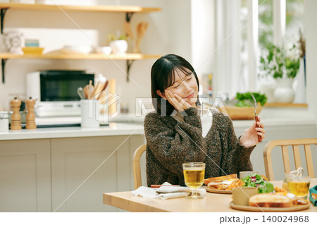 ごはんを美味しそうに食べる女性 ごはんを美味しそうに食べる女性 140024968