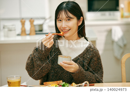 ごはんを美味しそうに食べる女性 ごはんを美味しそうに食べる女性 140024973