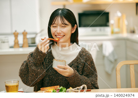 ごはんを美味しそうに食べる女性 ごはんを美味しそうに食べる女性 140024974