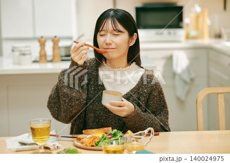 ごはんを美味しそうに食べる女性 ごはんを美味しそうに食べる女性 140024975