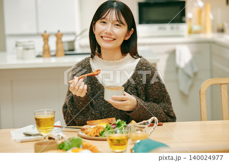 ごはんを美味しそうに食べる女性 ごはんを美味しそうに食べる女性 140024977