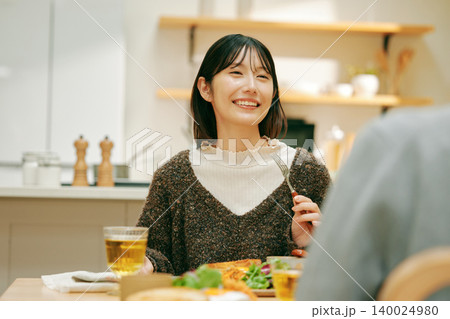 ごはんを美味しそうに食べる女性 140024980