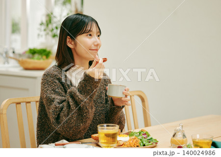 ごはんを美味しそうに食べる女性 ごはんを美味しそうに食べる女性 140024986