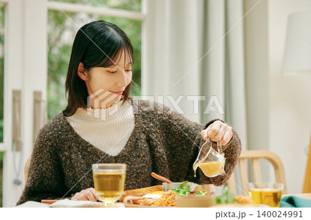 ごはんを美味しそうに食べる女性 ごはんを美味しそうに食べる女性 140024991