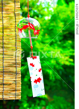 夏を感じる庭の簾と風鈴 夏を感じる庭の簾と風鈴 140025074