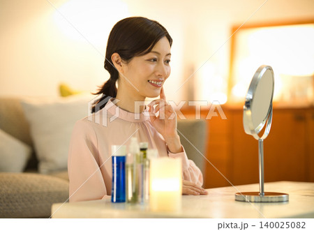 夜のスキンケアをするミドルの女性 140025082
