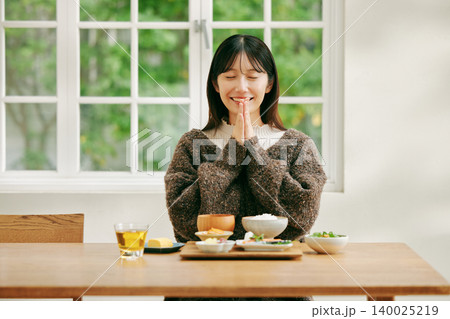 和食の朝ごはんを食べる女性 和食の朝ごはんを食べる女性 140025219