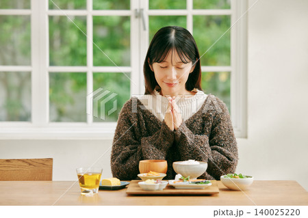 和食の朝ごはんを食べる女性 和食の朝ごはんを食べる女性 140025220