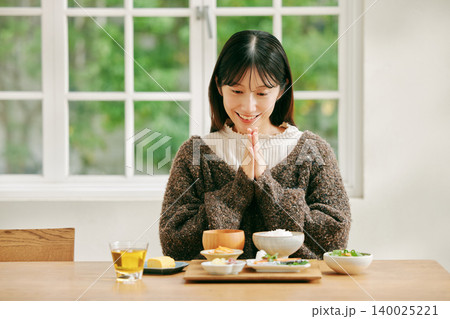 和食の朝ごはんを食べる女性 和食の朝ごはんを食べる女性 140025221