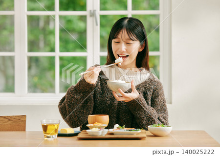 和食の朝ごはんを食べる女性 140025222