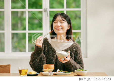 和食の朝ごはんを食べる女性 140025223
